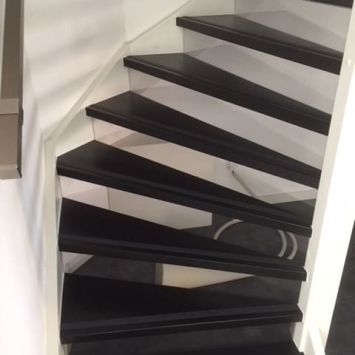 Voorbeeld zwarte trap met antraciet trap strip